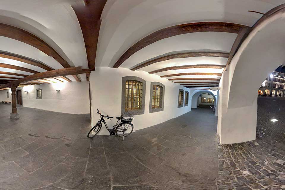 Bild Laube mit Velo beim Rathaus Thun – Rathausplatz