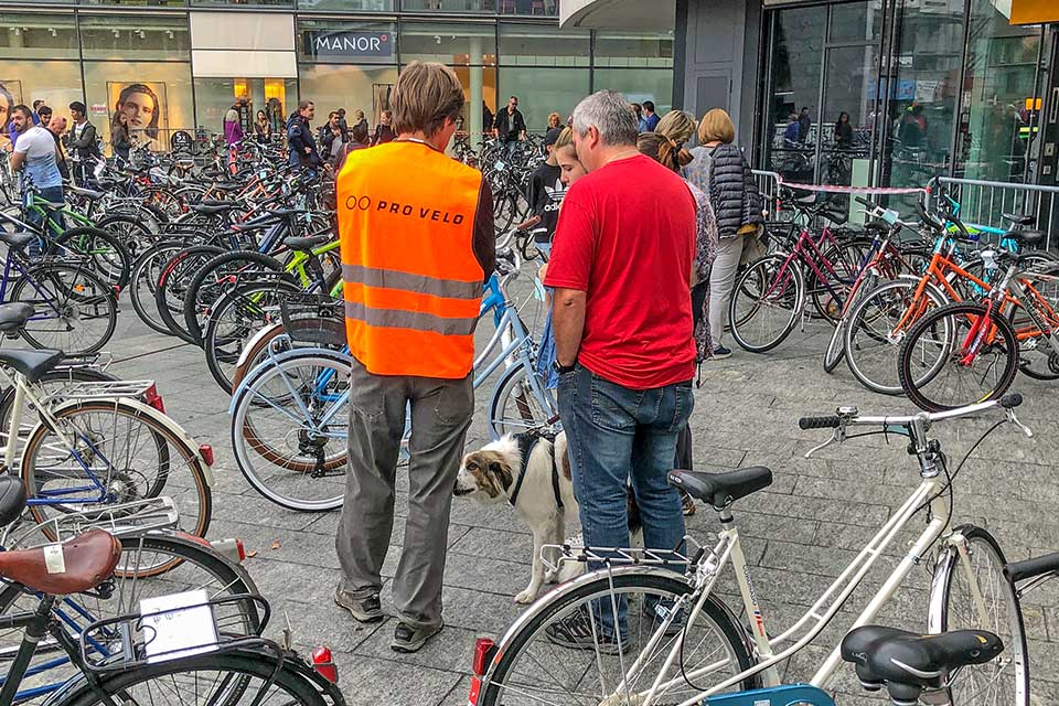 Bild Velobörse Thun – Helfer von Pro Velo Region Thun beraten kompetent